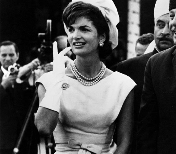 Jackie Kennedy egy Oscar de la Renta által tervezett ruhában. Ő volt az első first lady, aki rendeszeresn viselte a darabjait.