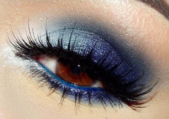 A kék is remekül mutat barna szemhez, és még több izgalmat csempészhetsz a végeredménybe, ha a belső szemzugnál csillogó fehérbe hajlik a smink.