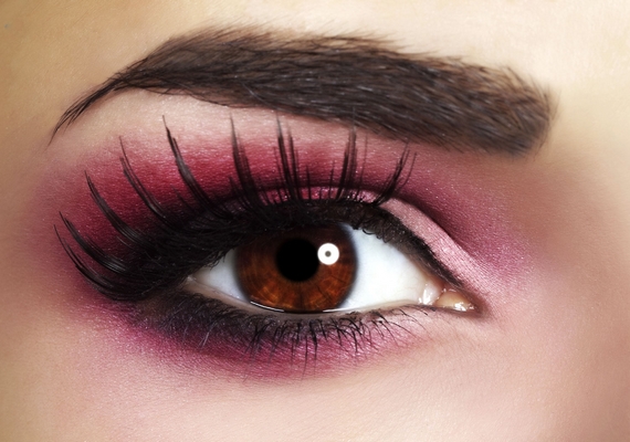 A rózsaszín és a fekete kontrasztja csodaszép keretet hoz létre a barna szem körül. Ne felejtsd el kihúzni a szemöldököd!