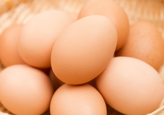Ha szeretnéd, hogy gyorsabban nőjön a hajad, fogyassz fehérjében gazdag ételeket! A tojás az egyik legjobb természetes fehérjeforrás.