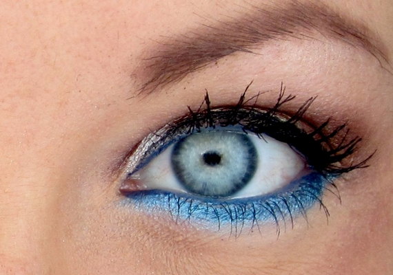 Jól mutat, ha a felső szemhéjat feketével, az alsót a szemedhez hasonló árnyalatú kékkel húzod ki.