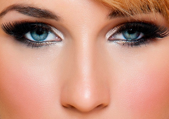 A belső szemzugban világos, kifelé sötétedő smink minden szemhez jól áll, de talán a kék színnel a legkülönlegesebb.