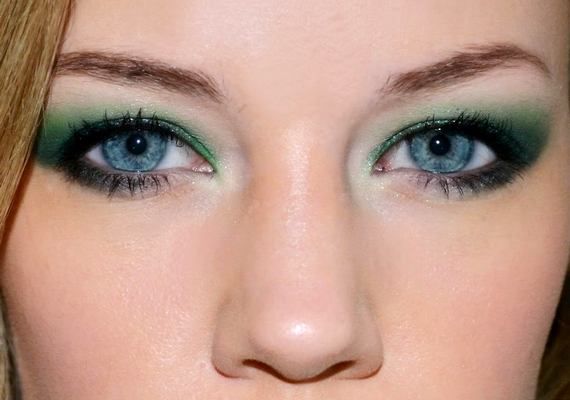 Nemcsak a kék, de a sötétebb zöld szín is nagyon fiatalos és látványos kombinációt alkot a kék szemmel.