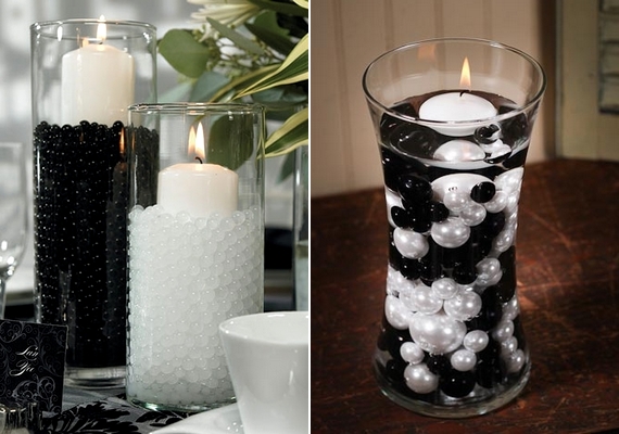 A fekete és fehér gyöngyös gyertyatartók modern hangulatot árasztanak.