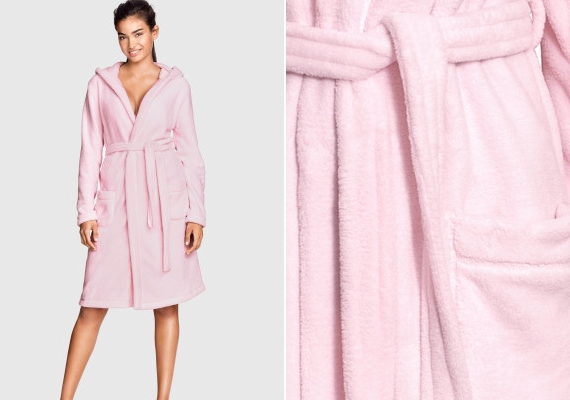 Ez a csajos, halvány rózsaszín, pihe-puha köntös a H&M terméke, ami 8 990 forintért lehet a tiéd.