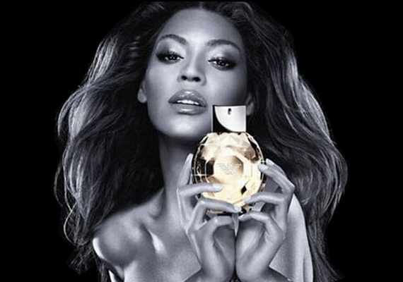 Armani-parfümöt reklámozott Beyoncé, kissé természetellenes testtartással.