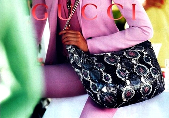 A Gucci-táskáról sajnos elterelik a figyelmet a modell érdekesen álló lábai.