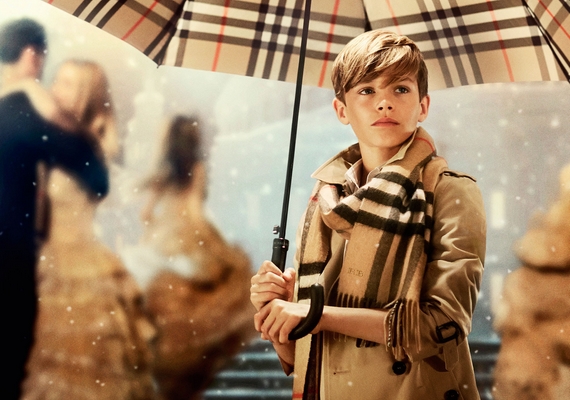 Visszarepít az időben, és elvarázsolt téli mesevilágot jelenít meg a Burberry képe, amit a Beckham-házaspár cuki kisfia, Romeo színesít tovább.