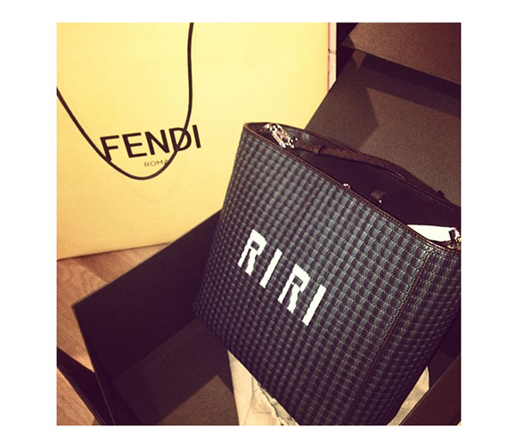 Rihannát a Fendi lepte meg egy névre szóló táskával. 