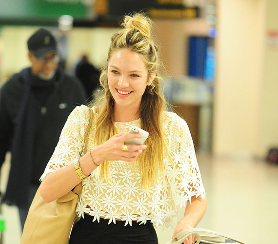 Candice Swanepoel szintén emellett döntött, amikor a reptéren lencsevégre kapták: utazáshoz is meglehetősen kényelmes ez a viselet.