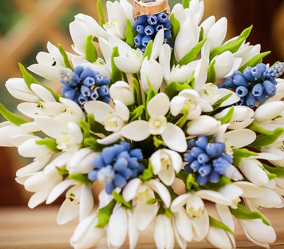 A hóvirágos csokorban inkább csak gyönyörködni érdemes, mert védett növény. Ettől függetlenül téli esküvőn biztosan nagyon jól mutatna.
