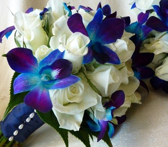 Ilyen kék virág aligha van a virágpiacon, ezt maximum a virágos tudja neked ilyen árnyalatra fújni.