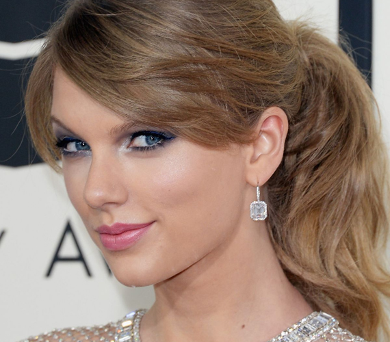 A sötétszőke vagy világosbarna haj és a fehér bőr kombinációjának a gyöngyház rózsaszín egyfajta éteri vonulatot ad. Taylor Swift is ezért választotta ezt, amikor épp hamvas hajszínnel hódított.