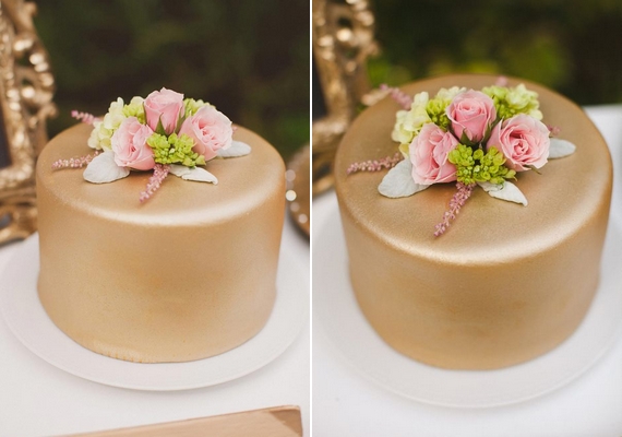 A fémes-fényes cukormáz bármilyen süteményt feldob. A tortát a virágdísz teszi igazán esküvőivé.