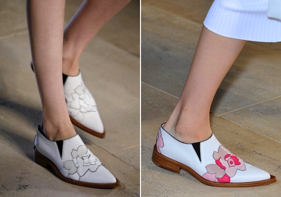 Victoria Beckham minimalista cipőit szolid virágminta bolondítja meg.