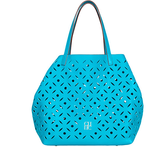 Carolina Herrera vakító kék táskája laza, szinte strandolásra termett, de persze senki nem fogja törülköző cipelésére használni.