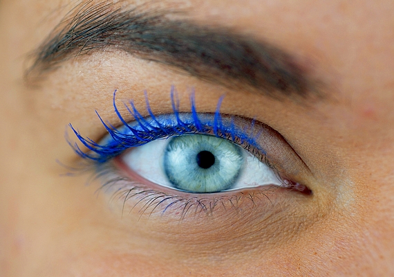 A kék is gyönyörű, különösen, ha a szemhéjat is ilyen színnel fested ki.