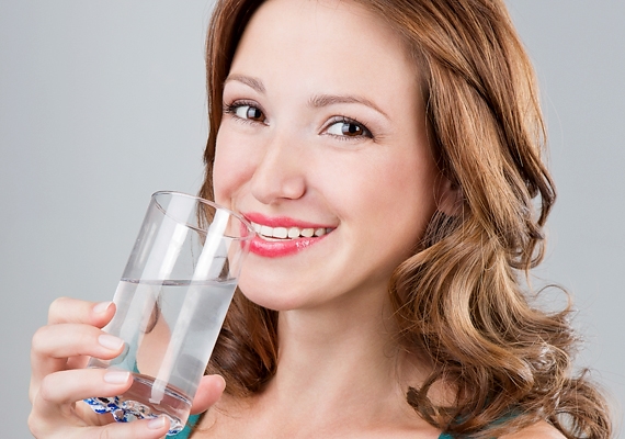 Igyál meg egy nagy pohár vizet! Ez segít a folyadékháztartásod egyensúlyban tartásában, ami elengedhetetlen a fiatal, egészséges bőr szempontjából.