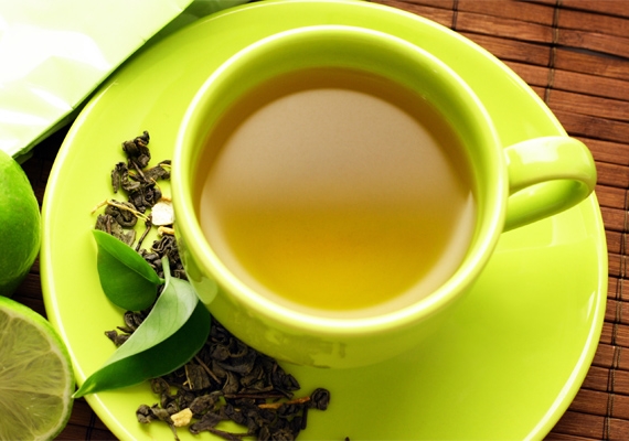 A reggeli mellé fogyassz el egy csésze zöld teát, ami tele van antioxidánssal, öregedésgátló és méregtelenítő hatású.