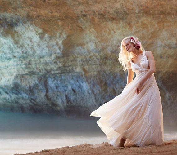 Tengerpartra nem való nagy, abroncsos esküvői ruha, egy ilyen szép, egyszerű szabású darab bőven elég lehet a homokba.