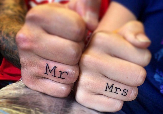 Nekünk a Mr és Mrs felirat nyerte el a legjobban a tetszésünket, ötletes és lényegre törő.