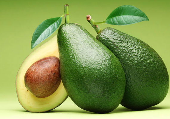 Az avokádóban található értékes zsírsavak belülről táplálják a bőrt, és E-vitamin-tartalma sem elhanyagolható, ez az antioxidáns szuper bőrvédő.