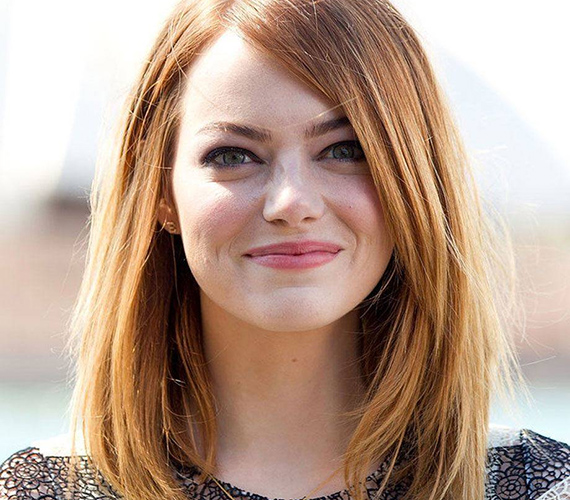 Az Emma Stone-féle vállig érő, egyenes haj egy kis aszimmetriával bolondítva remek választás.