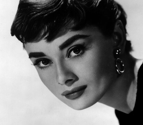 Audrey Hepburn, miután felkente a szempillaspirált, egy tűvel egyenként szétválasztotta a pilláit, hogy azok külön száradjanak meg. Talán egy fogpiszkáló is megteszi helyette.