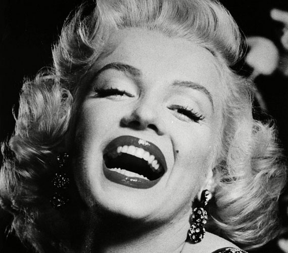 Marilyn Monroe ajkai többek közt egy különleges technikának köszönhetik azt, hogy ilyen gyönyörűek voltak. <b><a href="/kencefice/marilyn_monroe_ruzs" target="_blank">Kattints ide, és olvasd el, hogy festette ki őket</a></b>!