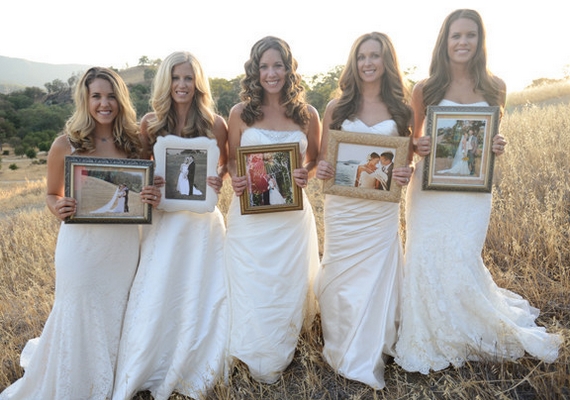 A fotók egyikén a nővérek egy-egy bekeretezett képet tartanak a saját esküvőjükről.