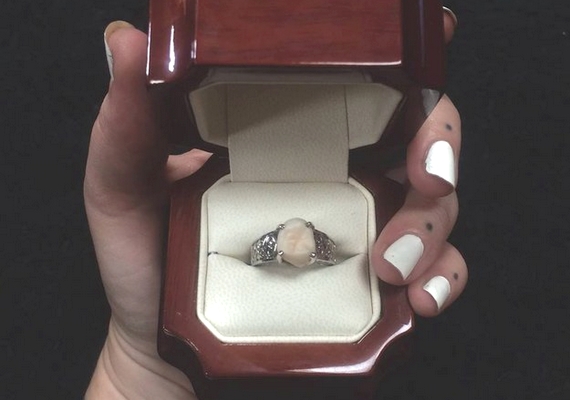 Így néz ki a gyűrű, amiben a kő helyén Lucas bölcsességfoga van.
