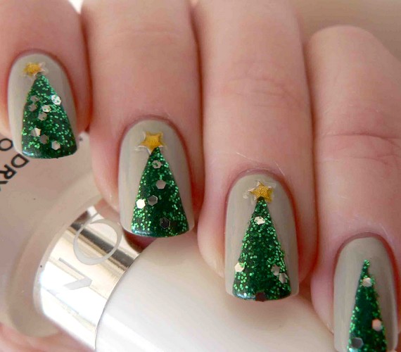 Ha háromszög alakot festesz zöld csillámos lakkal a körmeidre, csinos kis karácsonyfákat kapsz.