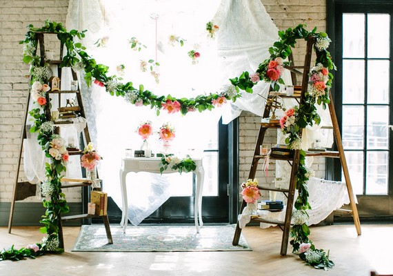 Virágokkal és szép textíliákkal kombinálva az esküvői boltív alapja is lehet a ceremónián.