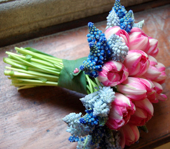 A kék és a rózsaszín klasszikus párosítás, igazán friss ez a gyöngyike-tulipán csokor.