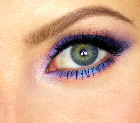 A kék és a lila kombinációja egy kicsit melegebbé teszi a tekintetet, így ha nagyon világos kék a szemed, vagy egy kicsit zöldes, érdemes vegyesen ilyen színű szemceruzákkal keretezned a szemet.