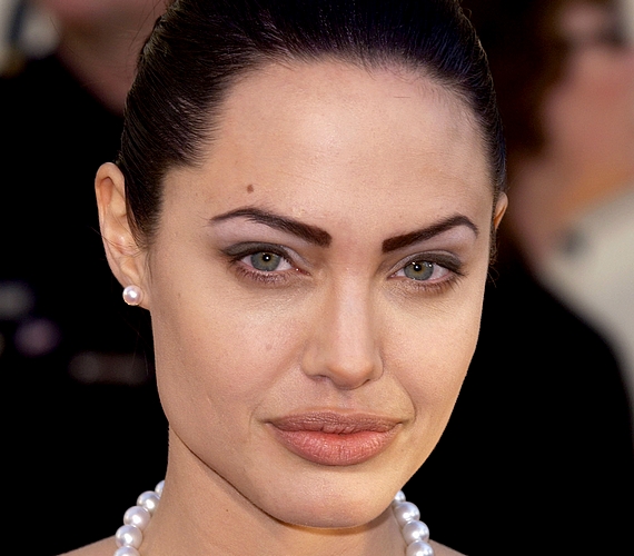 Angelina Jolie szemöldökét túl sötét színnel húzták ki, ráadásul túlságosan eltértek az eredeti formájától, amit a festékkel próbáltak vastagítani. A kusza szálak a kis fésűs igazítás hiányáról árulkodnak.