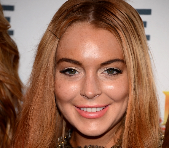 Lindsay Lohan túlságosan kerek ívű szemöldökén nem javított az sem, hogy a kiemelés meglehetősen amatőrre sikerült: nincsenek körvonalak, mindössze beszínezték a szálakat egy olyan árnyalattal, ami sem a színésznő színeihez, sem a sminkjéhez nem passzolt.