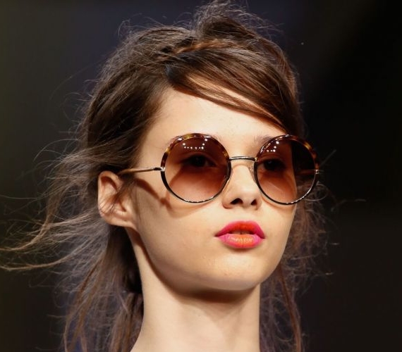 A teljesen kerek szemüvegek idén is divatosak, de már nem csak kis méretben.
