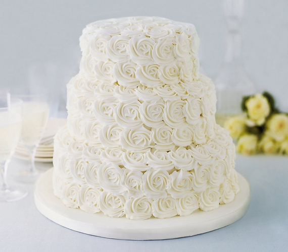 Romantikusabbaknak ideális lehet a különleges textúrájú torta, melyet kívül krémből formázott rózsák borítanak.