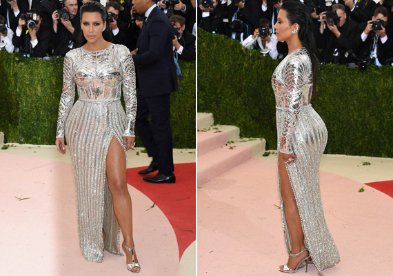 Kim ruhája szintén egy Balmain-kreáció volt, de ő ezüstszínű ruhát választott az eseményre.
