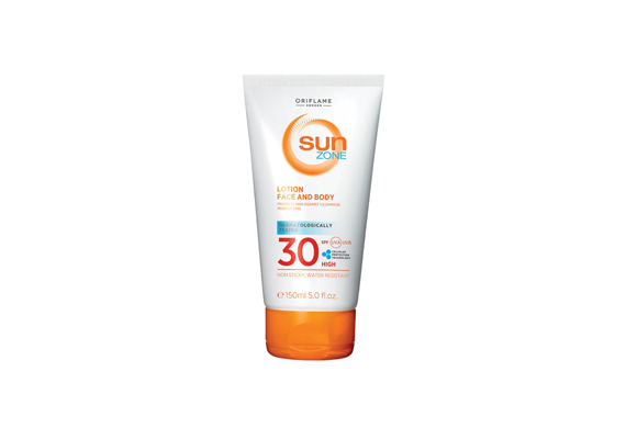Érzékeny és könnyen leégő bőrre ajánljuk az Oriflame Sun Zone napvédő testápolóját, amely napraforgómag-olajjal nyugtat, táplál és hidratál. Q10-koenzimet, hialuronsavat és C-vitamint is tartalmaz, 2299 forintba kerül.
