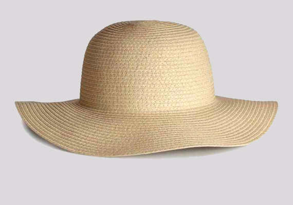 Ha valami elegánsabbra vágysz, a H&M hullámos karimájú kalapját ajánljuk, 2990 forintos áron.