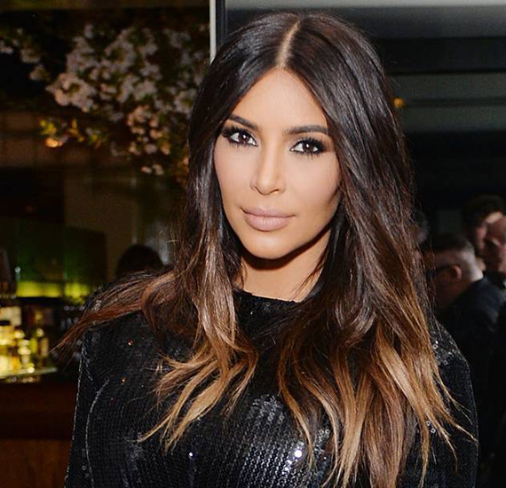 Kim Kardashian ombréja esetében csak a hajvégek világosabbak néhány árnyalattal - ez a stílus hosszú haj esetén mutat igazán jól.