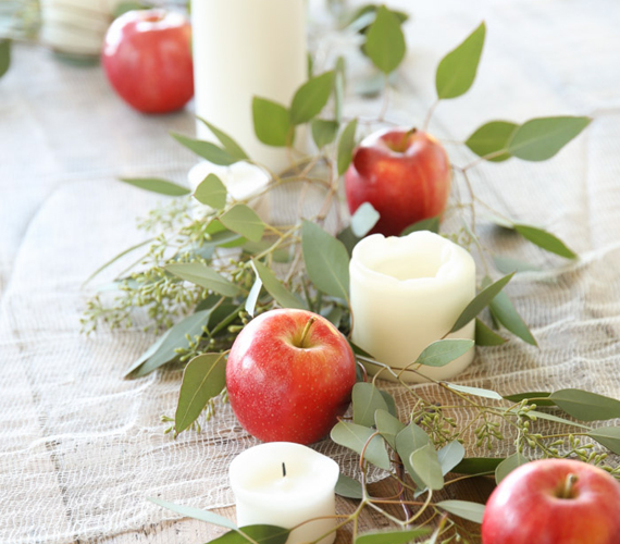 Az egyszerűség gyönyörködtet: egy csokornyi faág, pár szem alma és néhány fehér gyertya is alkothatja az asztaldíszt.
