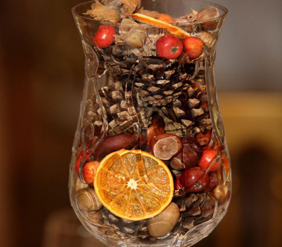 Különleges őszi dekorációt kapsz, ha néhány nagyobb poharat ízlésesen telepakolsz termésekkel.