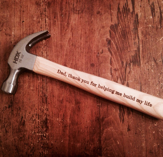 Gravíroztasd bele egy kalapács nyelébe: "Apa, köszönöm, hogy segítesz felépíteni az életemet!"
