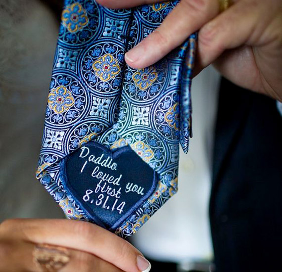 Készíttess egyedi nyakkendőt az édesapádnak az esküvőre a következő felirattal: "Apa, téged szerettelek előbb."