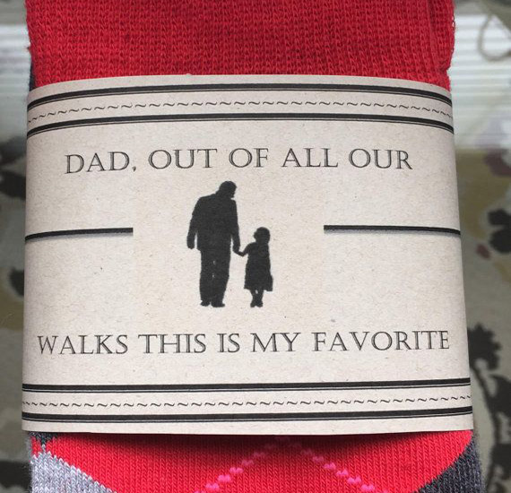 Ajándékozz egy pár zoknit, egyedi címkével: "Apa, az összes sétánk közül ez a kedvencem."