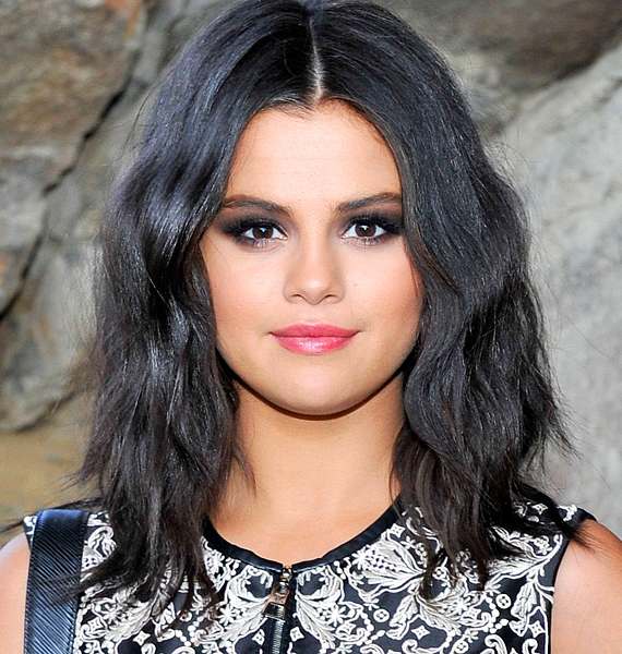 Selena Gomez magas fényű hajszíne szintén jól érvényesül a tört hullámokkal megbolondított, vállig érő frizuráján.